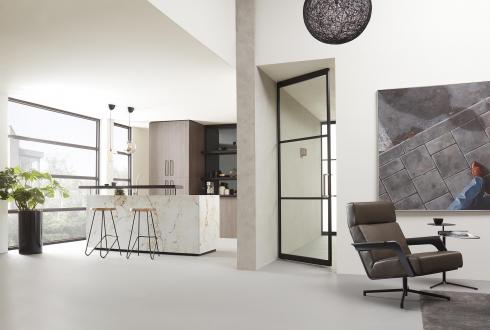 Pivoterende stalen deur